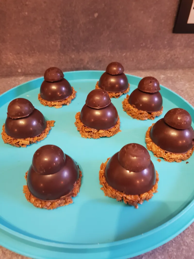 Dômes de mousse au chocolat, cœur caramel